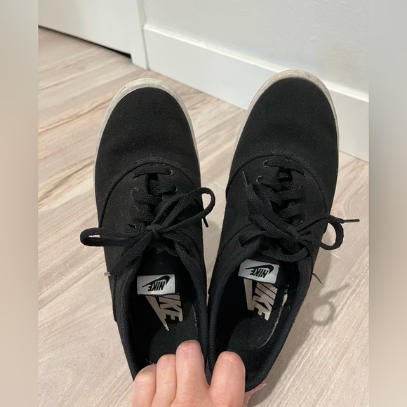 Nike Black and White Sneakers Classic Low-Top Design Woman’s Size 7 - Picture 10 of 12